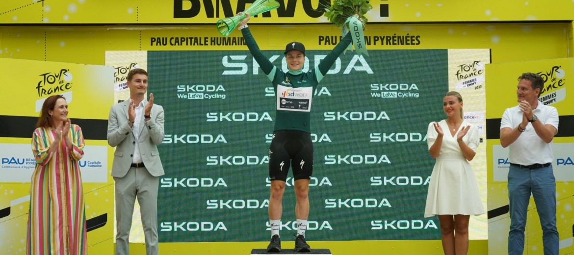Победительница Лотта Копецки получает зеленый трофей от Škoda Design