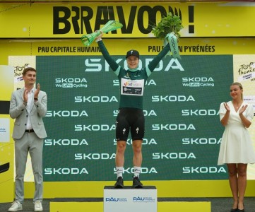 Победительница Лотта Копецки получает зеленый трофей от Škoda Design