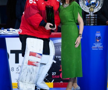 Чемпионат мира по хоккею с шайбой IIHF: новый дизайн трофея MVP, созданный Škoda Design, вручен Леонардо Дженони